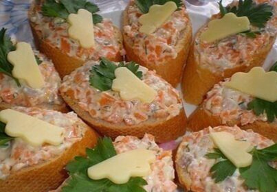 "Ложная икорка". 
Это самая вкусная намазывалка из всех, которые я пробовала. По вкусу очень напоминает красную икру, всегда идет на ура! Рецепт мама "принесла" из гостей много лет назад, и теперь этот паштетик у нас очень часто!
Ингредиенты:
●Сельдь - 1 шт
●Масло сливочное - 150 г
●Сырок плавленый - 2 шт
●Морковь (небольшая) - 3 шт
Приготовление:
Селедку почистить от внутренностей, кожи и костей. Морковь отварить до готовности.
Селедку, морковь, масло, сырки перекрутить через мясорубку и размешать. Намазывалка готова. Храниться в холодильнике до 5 дней (не знаю точно, столько не стояла никогда).
Можно намазывать на хлеб, батон, на ломтики отварного или печеного картофеля, фаршировать яйца, огурцы, помидоры. Приятного аппетита!
Несколько раз проводила эксперимент, давала откусить кусочек бутерброда и просила сказать с чем он, все единогласно говорили, конечно с красной икрой!! Так что дешево и сердито, а вкусно.... Попробуйте!!!
Приятного аппетита!