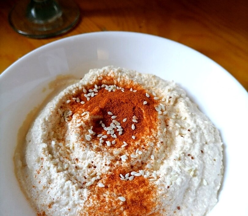 Украсить хумус можно семенами кунжута и копченой паприкой.