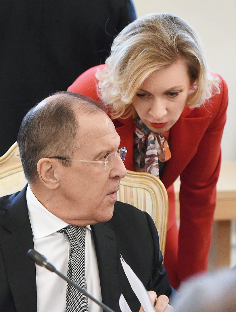 "Скажем им, что дворец древним инкам принадлежит! Инка -пенсионерка вон там за дверью стоит - подтвердит" 