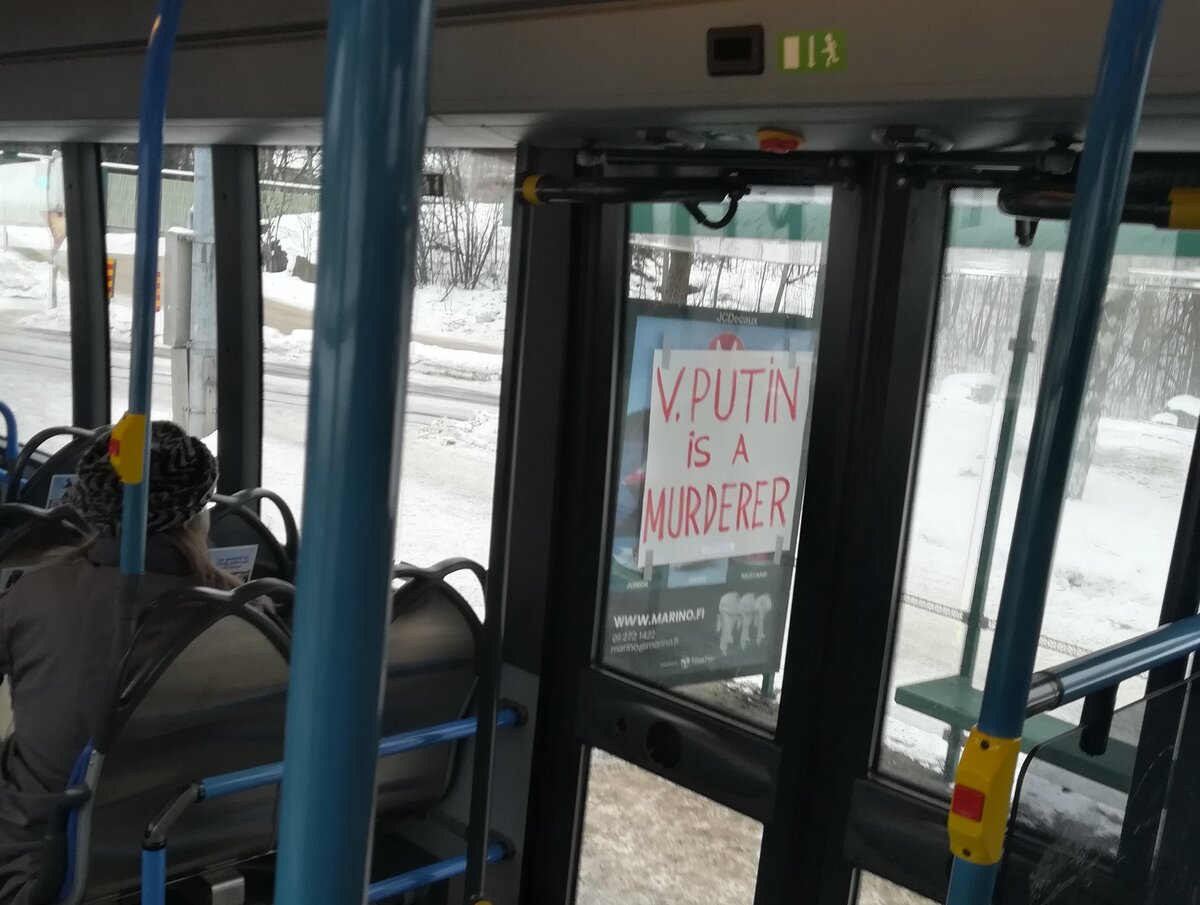 самодельный плакат на остановке в Хельсинки 