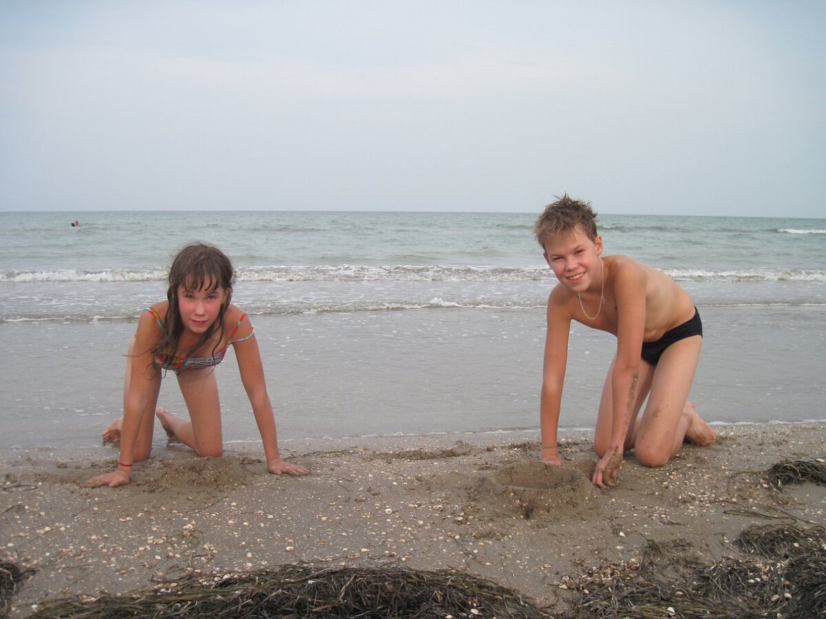 На ракушечном пляже на въезде в Крым. Коса Арабатская стрелка. 