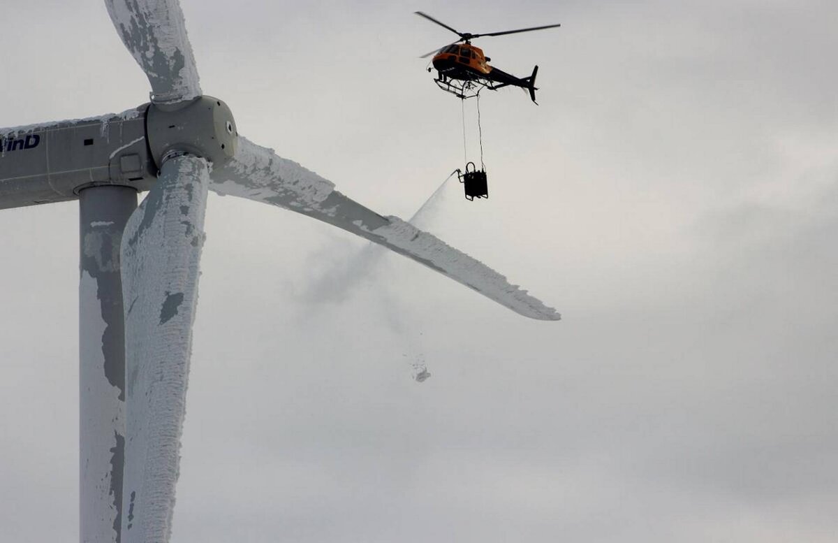 Вертолет обрабатывает обледеневшие лопасти ветряка. Картинка из интернета.