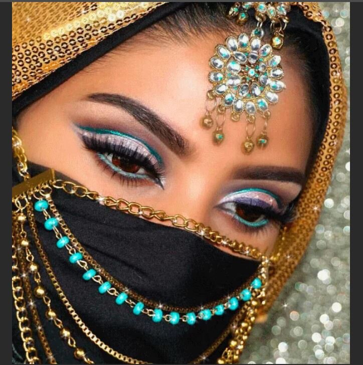 -Не опускай глазки красавица...