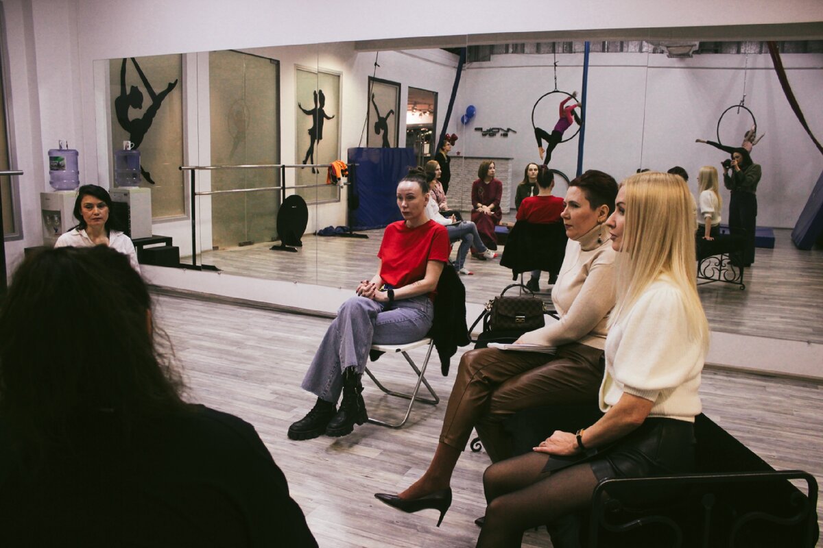 На фото в красной футболке Елена Нероденко автор статьи и канала, на своём авторском мастер классе 