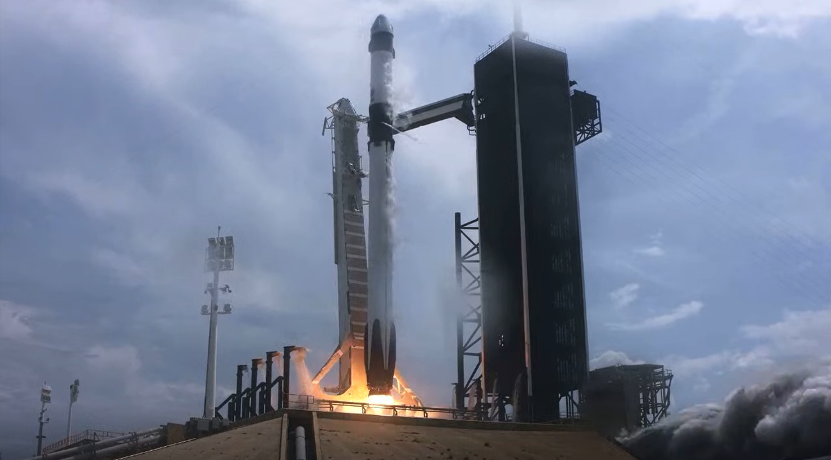 Ракеты производства США уходят ввысь  -в космос.  фото: картинки яндекса. 