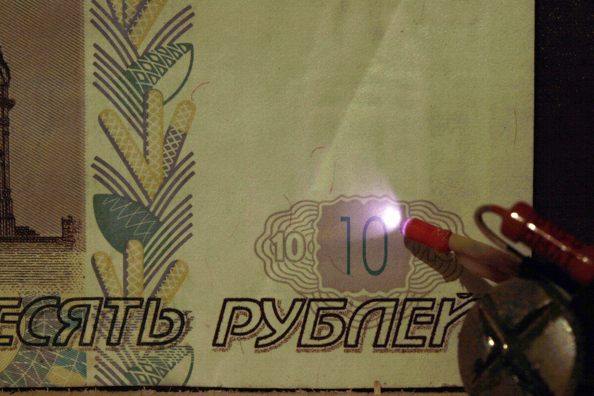 На объективе фильтр ИКС-1, отсекающий видимый свет.