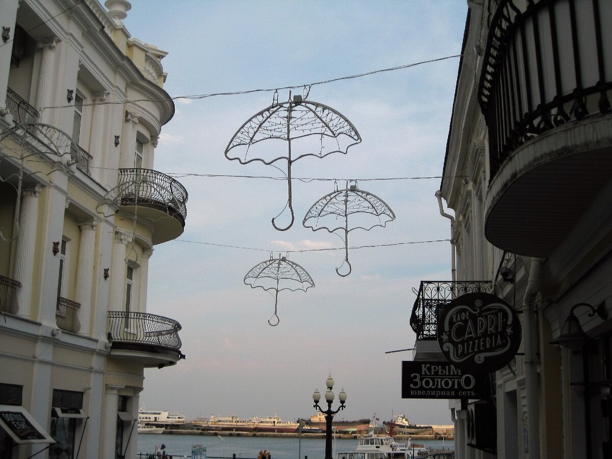 В доме слева на втором этаже дед снимал комнату. Фото автора