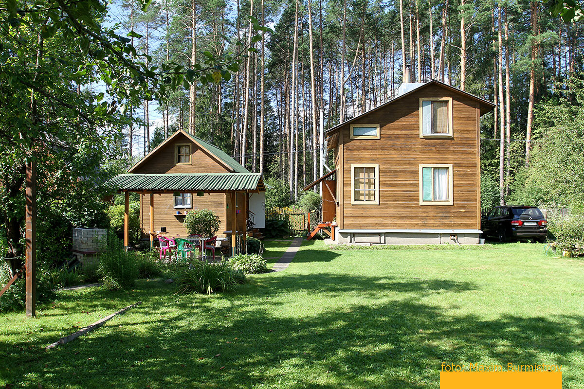 В узкий проем между домом и соседским забором, там, где сейчас стоит машина, я предположил запустить трактор, который и должен осуществить ювелирную перевалку блоков от дороги до места складирования на нашем великолепном газоне.