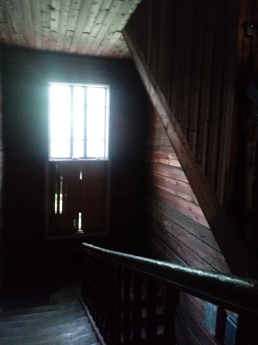 А так внутри деревяшек. Часть стёкол разбиты и окна просто забили досками, поэтому в подъезде сумрачно даже днём