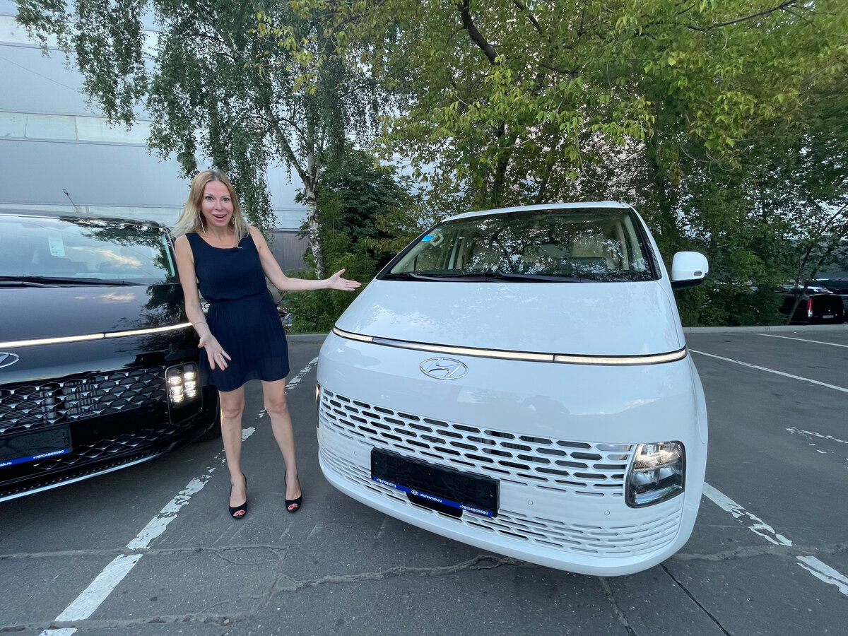 Белая машина в простой комплектации, Черная - Премиум. 