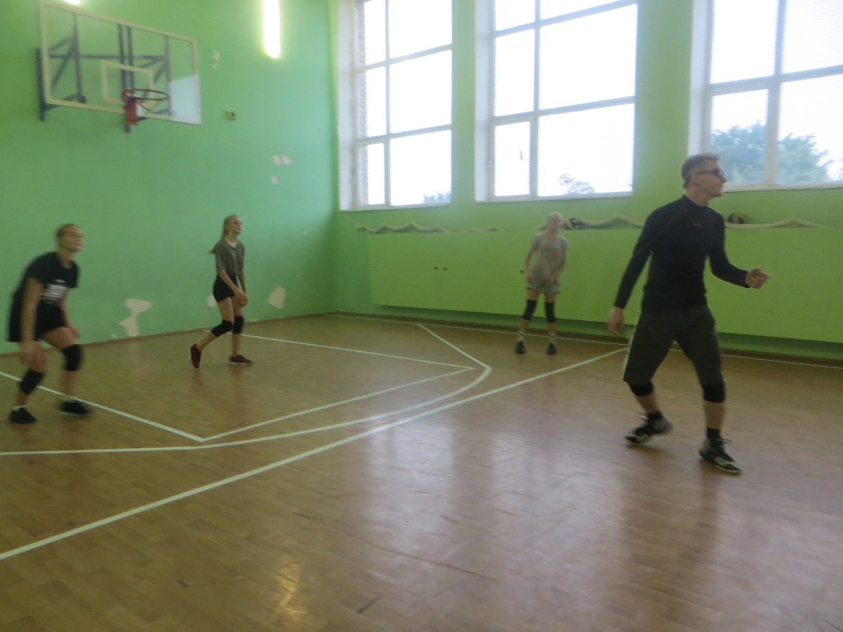 команда готова к приему мяча.