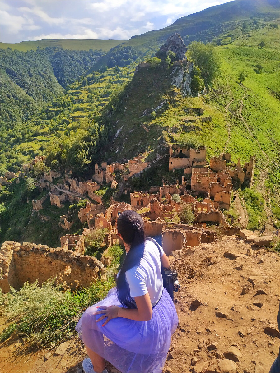 Так фоне заброшенного аула Гамсутль