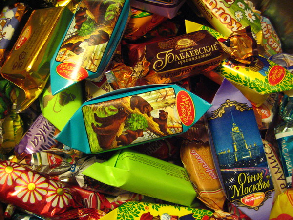 Сладости став. Конфеты в фантиках. Конфеты шоколадные в обертке. Шоколадные конфеты в фантиках. Советские шоколадные конфеты.