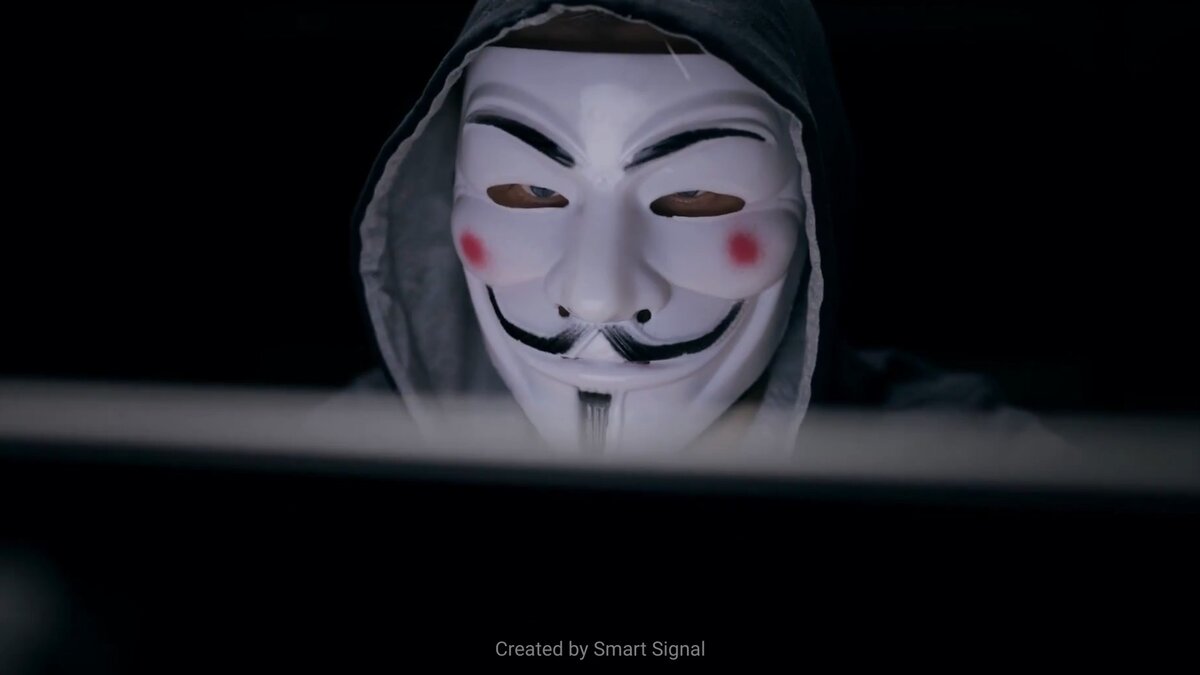 Человек в маске, скрывает свое лицо, хакер.