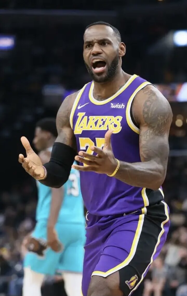 KingJames в форме Лейкерс. 