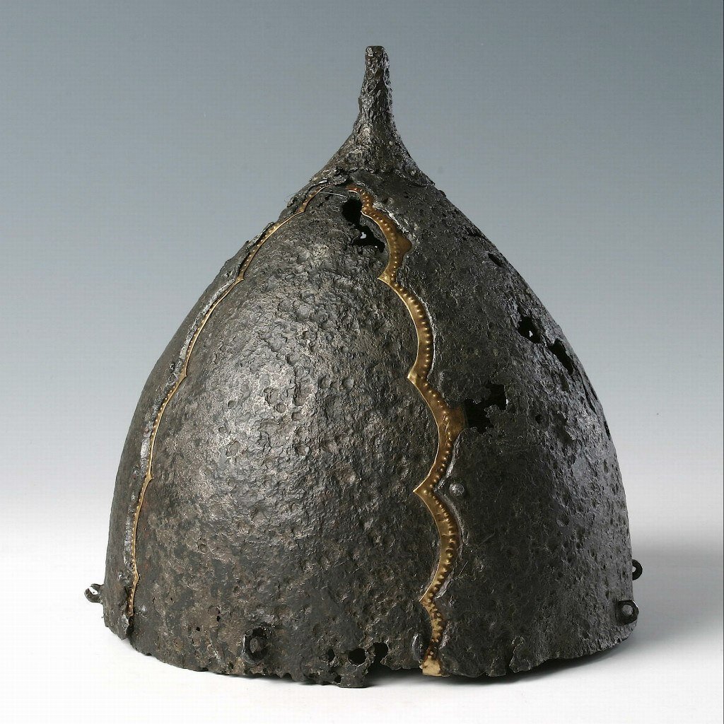 Шлем из Печа. Фото из венгерского музея Януса Патониуса. 