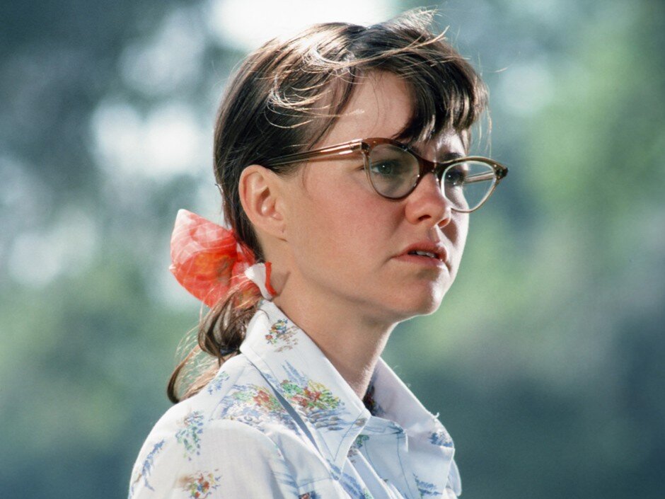 С первых минут мы не знаем о ней ничего, а видим лишь скромный образ немного странной девушки, пугающий и отталкивающий, без определенного возраста.  