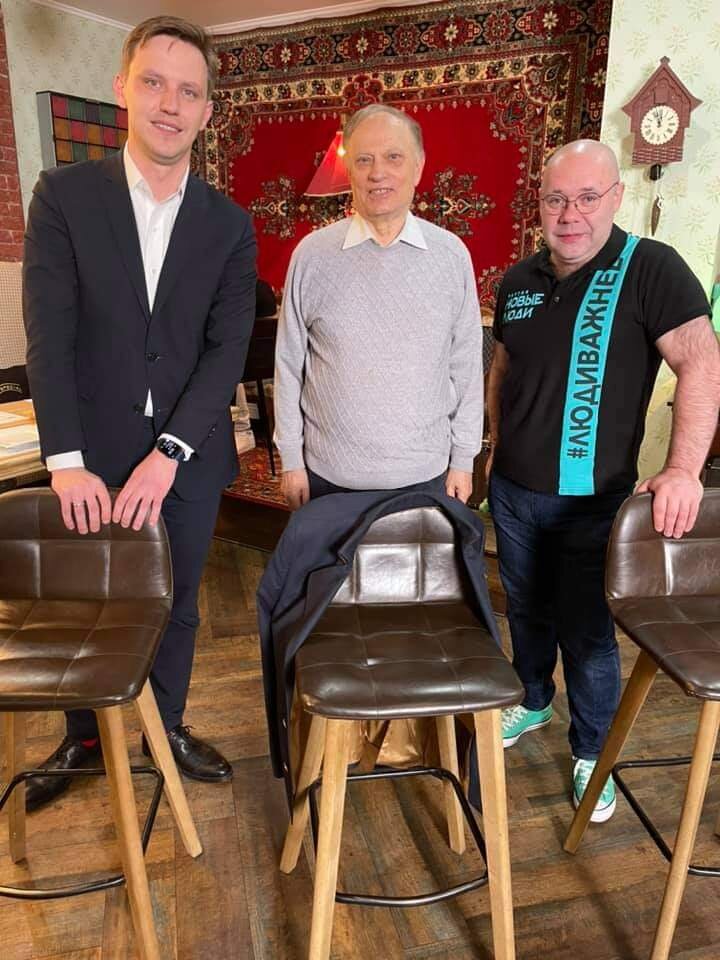 Юрий Москвич с представителями партий «Единая Россия» и «Новые люди» перед дебатами в кафе «А у нас во дворе»
