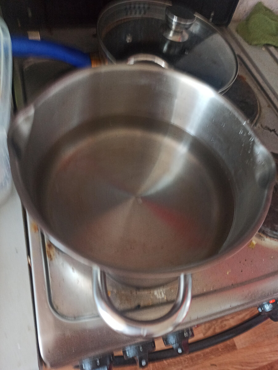 Сыпем соль, что б вода была не много соленая в моем случае вот столько