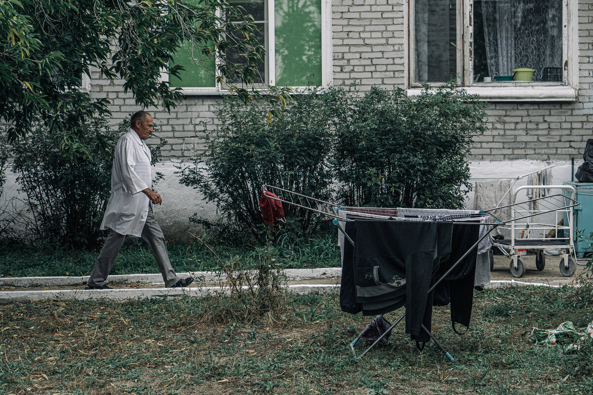 Владимир Зотов был дежурным врачом в психиатрической больнице в день побега. Фото: Евгений Коноплев для ЛБ