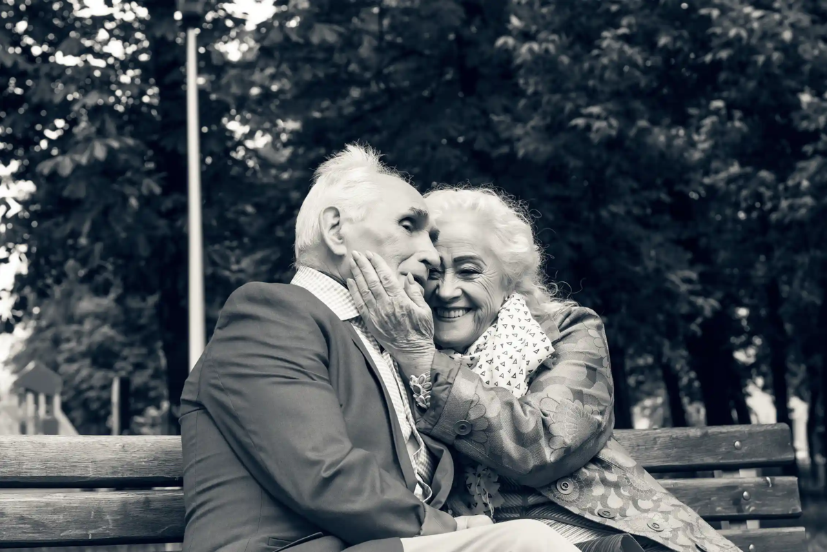 Девки со стариком. Любовь пожилых людей. Пожилая пара. Влюбленные старики. Влюбленная пожилая пара.