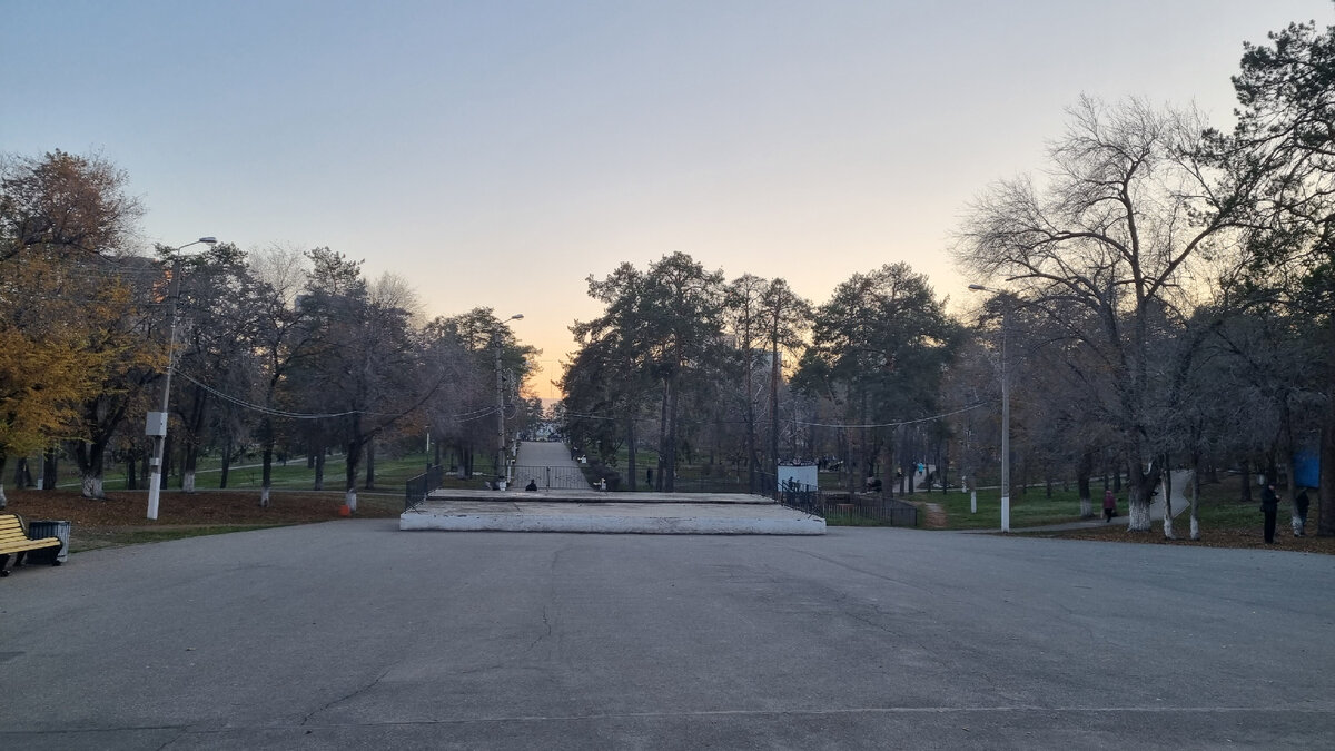 Это центр парка, и большая открытая сцена где проходят основные ивенты и праздники.