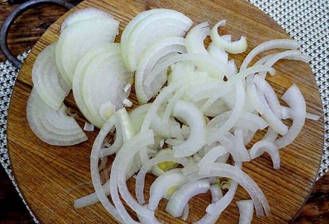 Нарезка лука полукольцами для супа. Фото из интернета