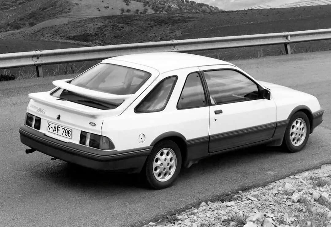 Ford Sierra XR4i выпускался всего два года и знаменит в первую очередь своим кузовом (иллюстрация с сайта dyler.com)
