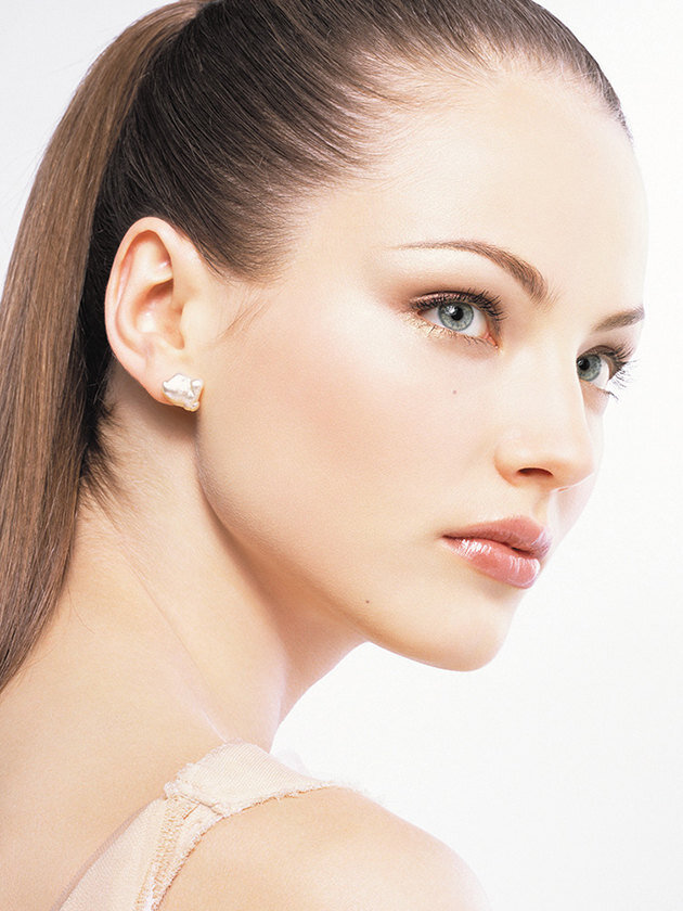 Руслана Коршунова - 1987- 2008 //
Руслана Коршунова родилась в пригороде Алма-Аты, и ее судьбу решил случай: скаут модельного агентства заметил фото симпатичной девушки в бортовом журнале авиакомпании «Эйр Астана». Руслана стала открытием Недели моды в Нью-Йорке в 2005 году и за свои волосы получила прозвище «русская Рапунцель». Она снималась для журналов Elle и Vogue, участвовала в рекламных кампаниях DKNY и Lacoste, а самая ее известная фотосессия была сделана для рекламы аромата Nina от Nina Ricci. Однако, несмотря на успех, в своем дневнике Руслана часто писала о душевных переживаниях. Именно эти факты приводят в доказательство версии о самоубийстве 20-летней девушки, найденной мертвой под окнами своей квартиры в Нью-Йорке. 