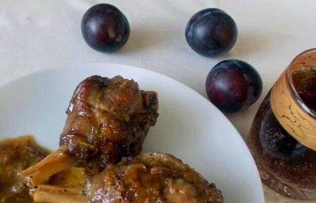 Нутрия, тушенная со сливами. Время приготовления: 1-1,5 часа. Количество порций: 6.