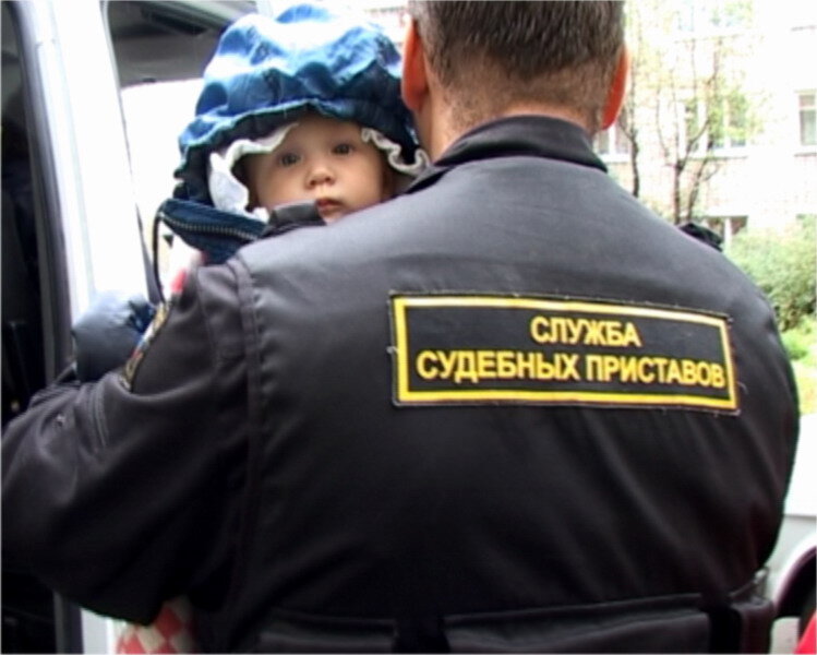Скорее всего забирают ребенка у отца. Изображение размещено в Интернете.