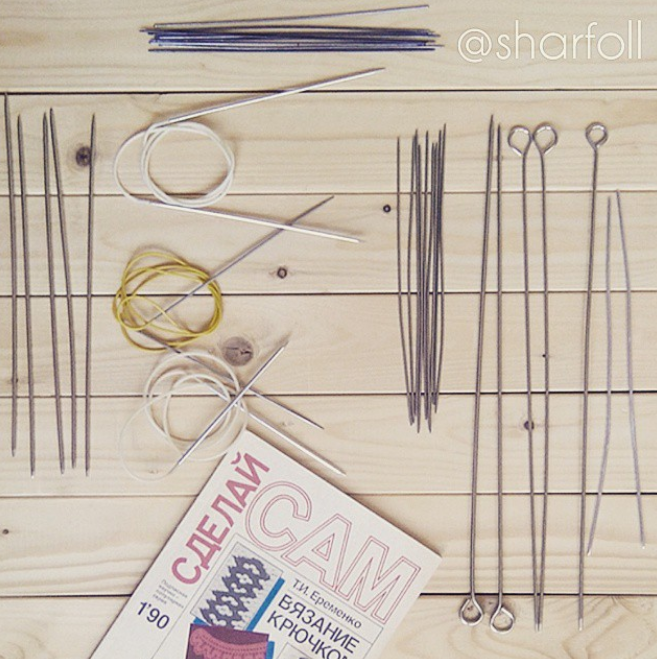 Вон даже сохранился у тети номер, у нас такой же был, я по нему училась вязать тунисским вязанием. Спицы - советский арсенал :)