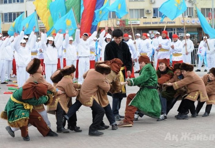 Собравшись вместе, казахи веселились от души. Они исполняли хором «Наурыз жыр» (праздничные песнопения), устраивали различные конкурсы. Наиболее популярными были следующие состязания: Жұмбақ (отгадывание загадок). Жаңылтпаш (произнесение скороговорок). Тоғызқұмалақ (игра на логику). Қыз қуу (погоня за девушкой) и пр. 