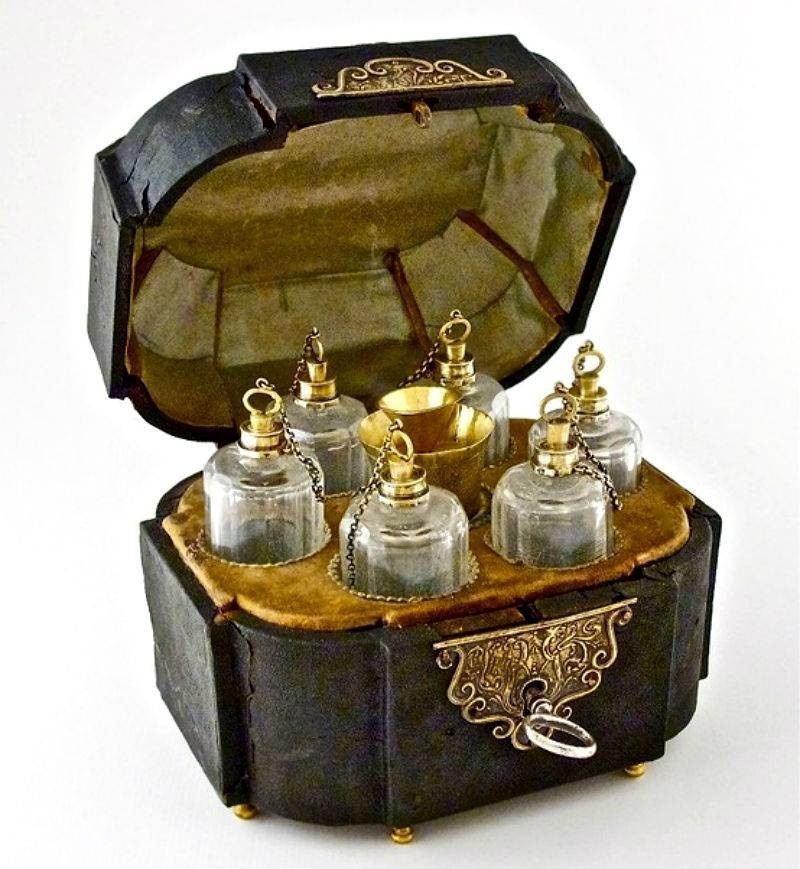 Шкатулка с духами для питья. Материал взят из открытых источников.