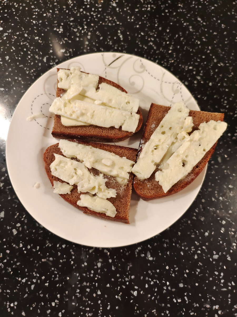 ржаной хлеб с маслом и овечьим сыром