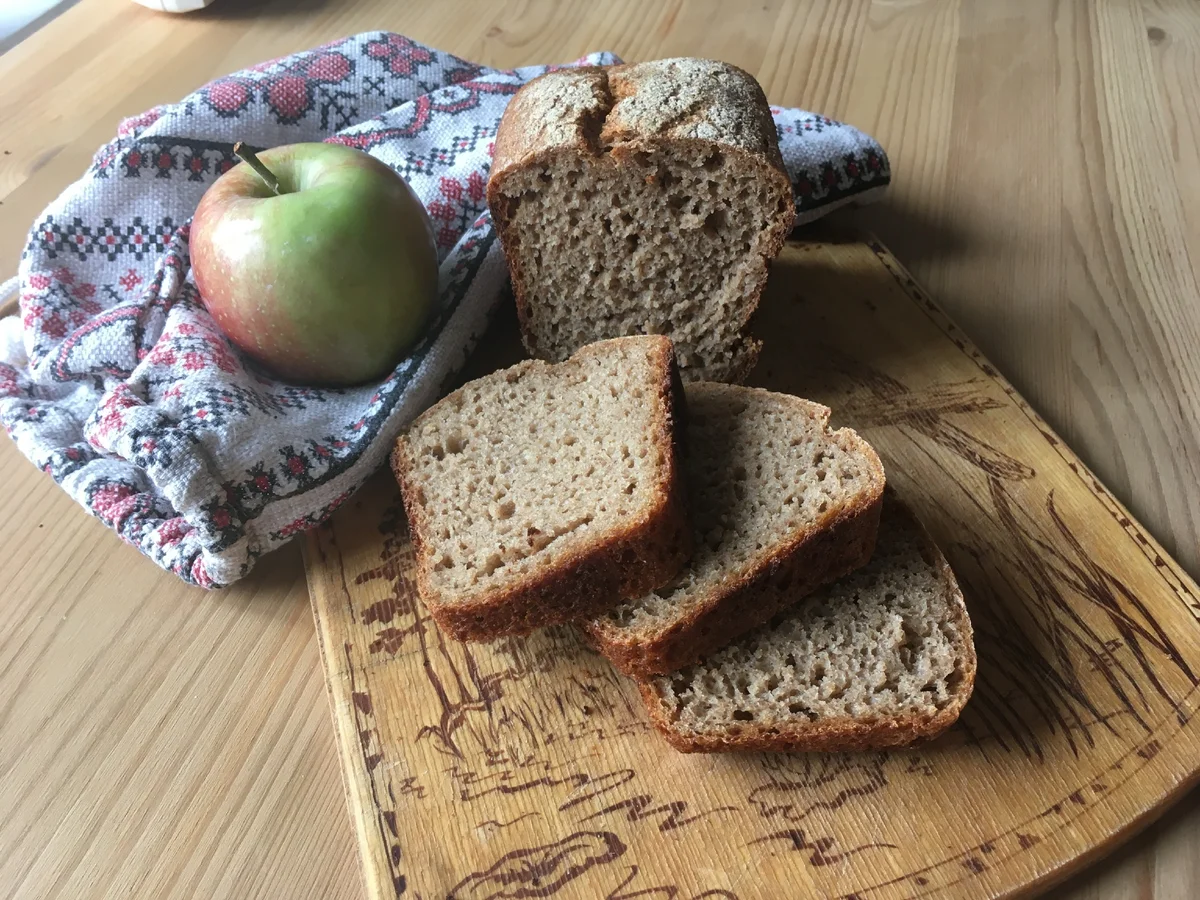 Хлеб с ручкой. Хлеб пшеничный с яблоками и медом. Хлебцы ржано-пшеничные. Ржано-пшеничный хлеб фото. Куда девать хлеб после 40 дней