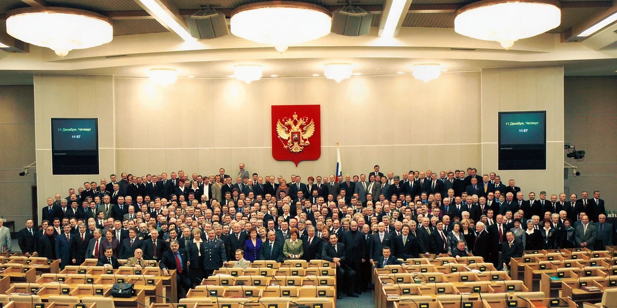 Отчет правительства в госдуме 2022. Госдума 2000. Государственная дума 2000. Государственная дума второго созыва 1995 года. Авто у государственной думы.