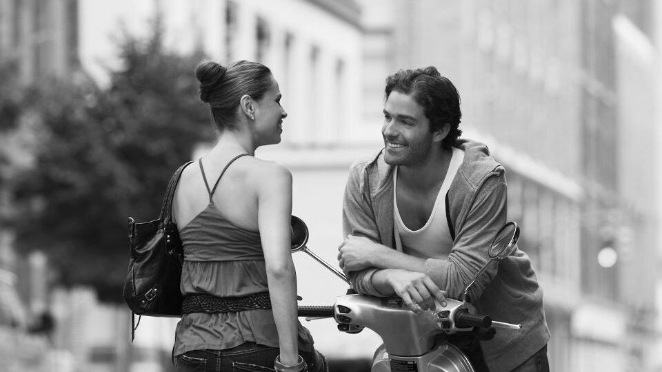 Мужчина женщина деньги. Женщина утешает мужчину. Парень пытается помочь. Мужчина на диване. Мужчина обращает внимание на женщину.