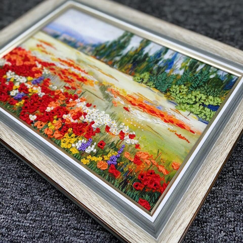 Вышивка лентами по принту.