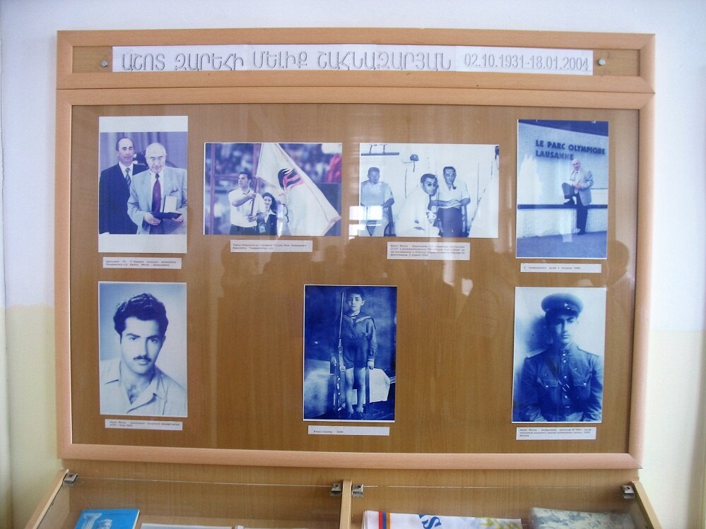 Стенд, посвящённый Ашоту Мелик-Шахназарову в школе села Джрагацнер  Аскеранского района Арцаха. 