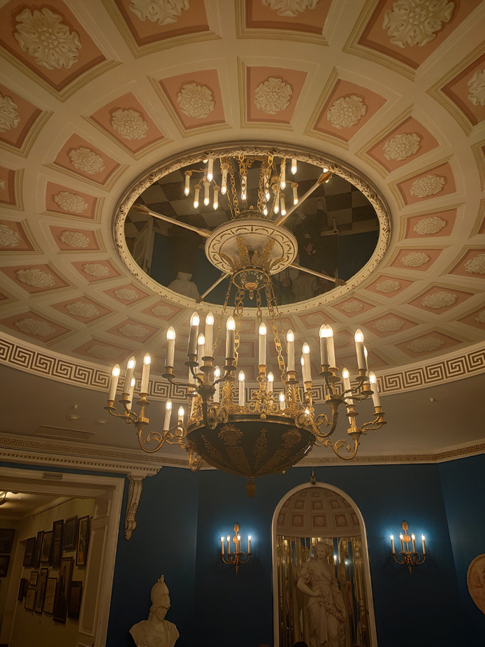 Люстра в фойе