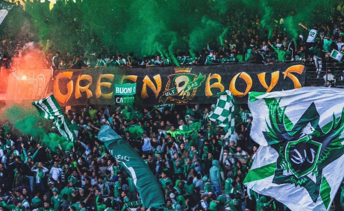 Большинству из нас Касабланка известна как место, где снимался один из культовых голливудских фильмов. Но город знаменит ещё и тем, что здесь находятся один из величайших футбольных клубов Африки, а также его всемирно известные фанаты. В проекте «Невиданный футбол» – рассказ о «Радже» и её легендарных Green Boys Ultras. Клуб появился в марте 1949 года. Его основала рабочая молодёжь города, чтобы выразить недовольство политической системой страны. Это был период, когда Марокко активно выдавливал французских колонистов со своей территории, которым здесь принадлежало абсолютно всё. Символом клуба стал орёл, означающий свободу и борьбу. Именно таким духом и пропитана «Раджа Касабланка»