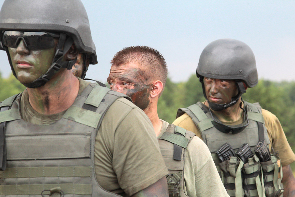 Украинские солдаты во время учений под руководством британских инструкторов