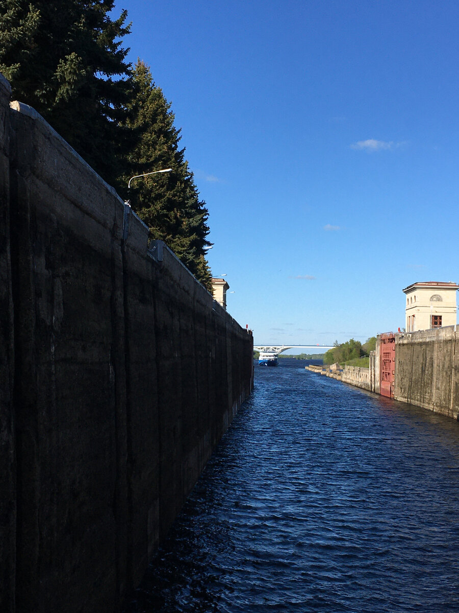 Теплоход "Лебединое озеро" заходит в шлюз №1 канала имени Москвы