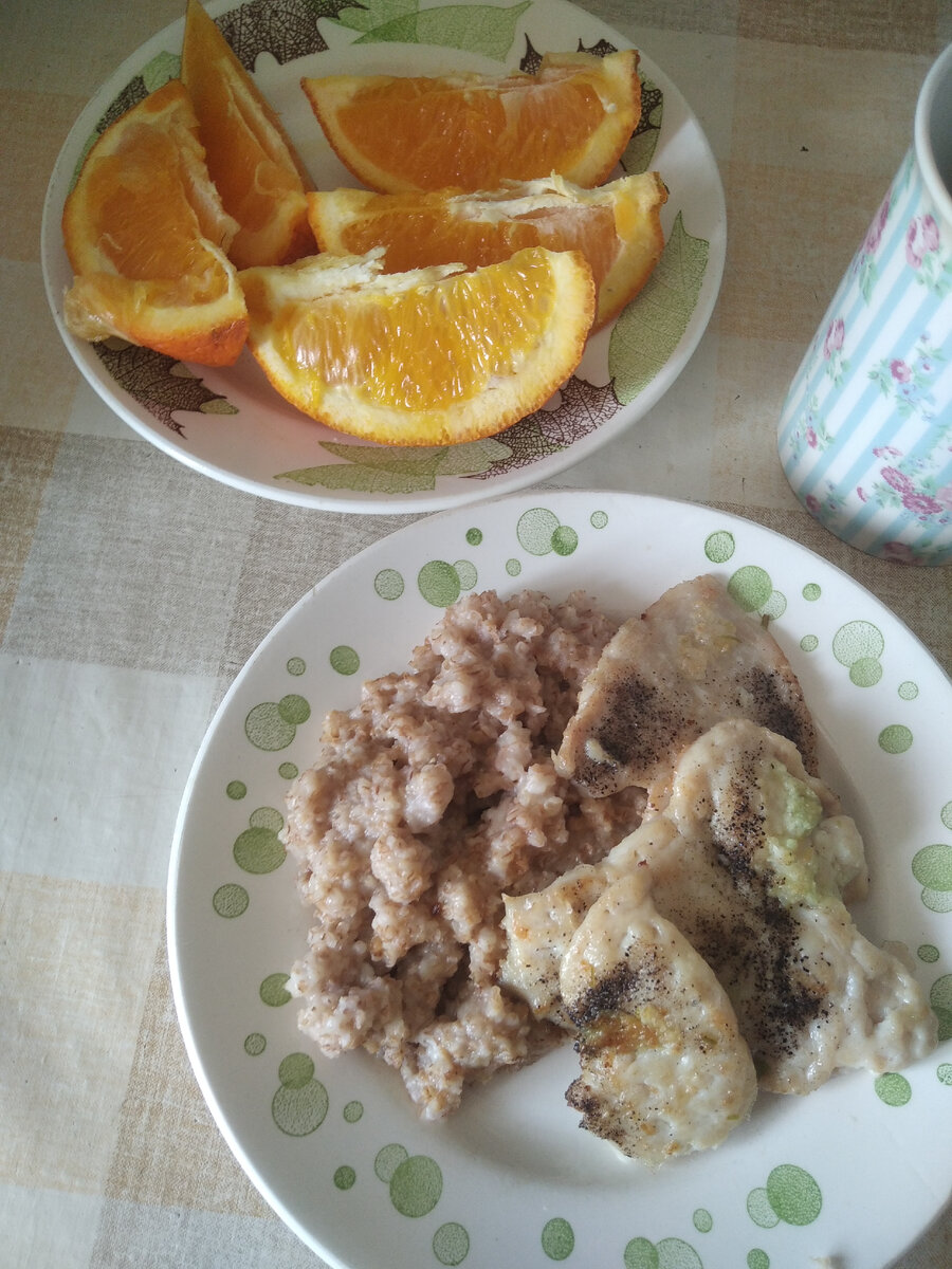 На ужин пшеничная каша с куриными чесночными отбивными , апельсин,чай