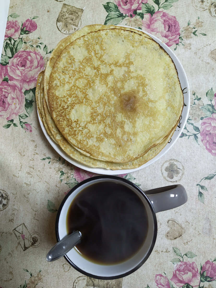 Крепкий кофе и блины