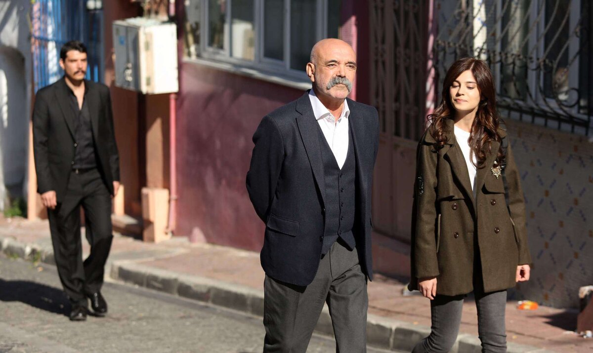 Глава Чукура - Идрис беседует с журналисткой 