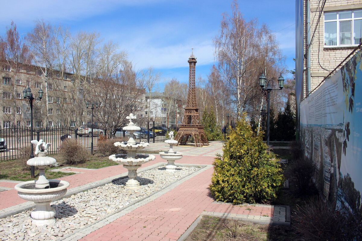 Разводной Тауэрский мост и Эйфелева башня в г. Арзамас. Чудеса техники во  дворе Арзамасского коммерческо-технического техникума | Олег Еверзов | Дзен