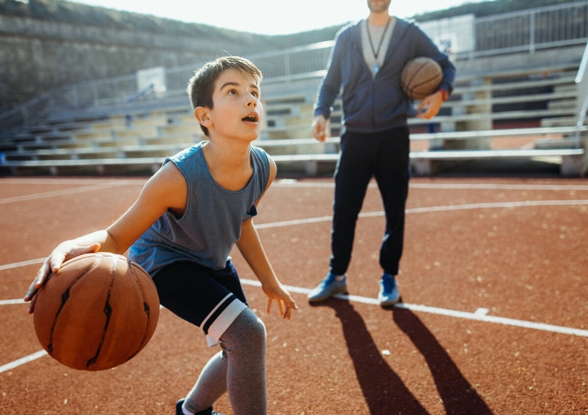 Basketball boy. Спорт дети. Баскетбол дети. Мальчик занимается спортом.