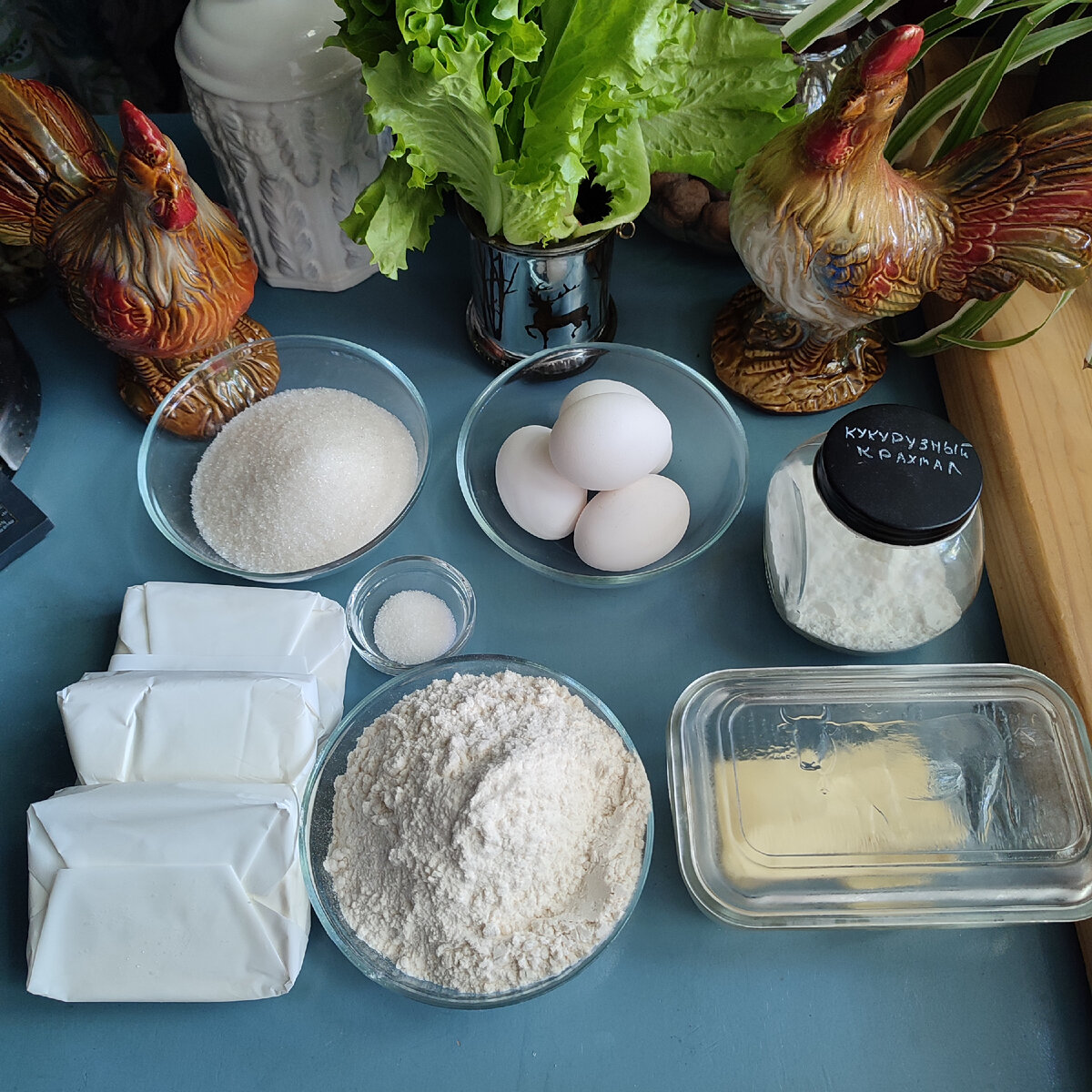 Мука, масло, яйца, творог и сахар – вот такой нехитрый набор ингредиентов.